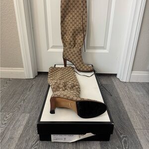 Authentic GUCCI Pre-Owned Monogram Malaga Mid Heel sz. 40 Boots Beige